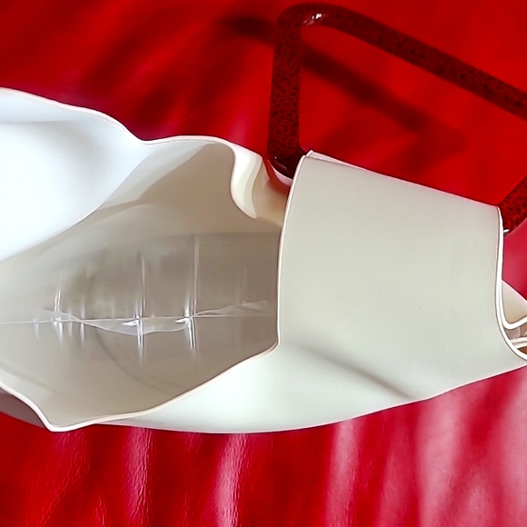 Elegant Cream Handbag with Wooden Handle - Picture 9 of 9